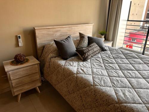 圣米格尔·德·图库玛Aires del Sur的一间卧室配有一张大床和枕头