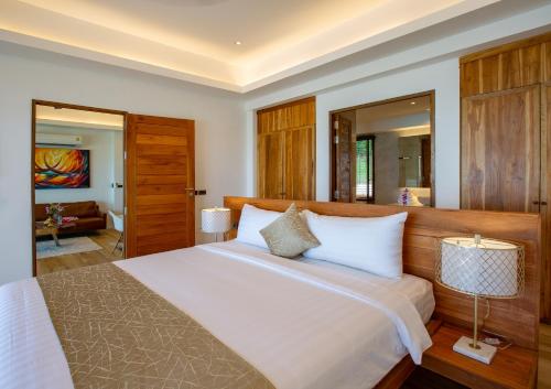 瑶亚岛Coconut Grove Resort的一间带大床的卧室和一间客厅