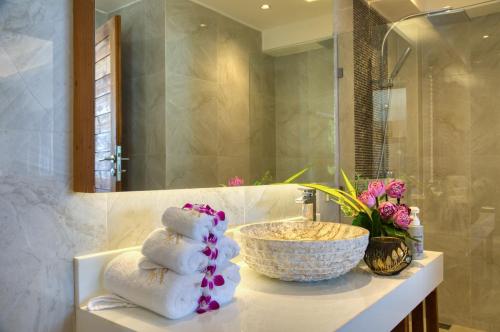 瑶亚岛Coconut Grove Resort的浴室配有盥洗盆和带毛巾的台面。