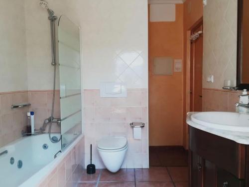 BeniarbeigAcogedora casa de pueblo en Beniarbeig - Alicante Alma的带浴缸、卫生间和盥洗盆的浴室