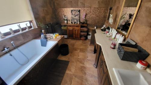 埃尔哥茨拉Lotus Guest House Malta的一间带两个盥洗盆和大浴缸的浴室