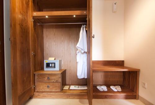 乌布Anumana Village Ubud的浴室设有木制衣柜和时钟