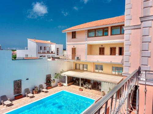 圣特雷莎加卢拉Apartments with swimming pool in Santa Teresa di Gallura的从房子的阳台上可欣赏到游泳池的景色
