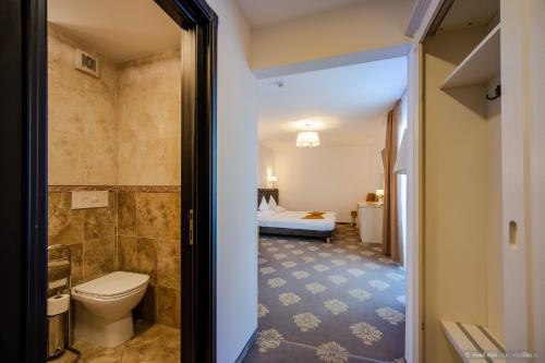 古拉哈莫卢洛伊Hotel Aldi的一间带卫生间的浴室和一间卧室
