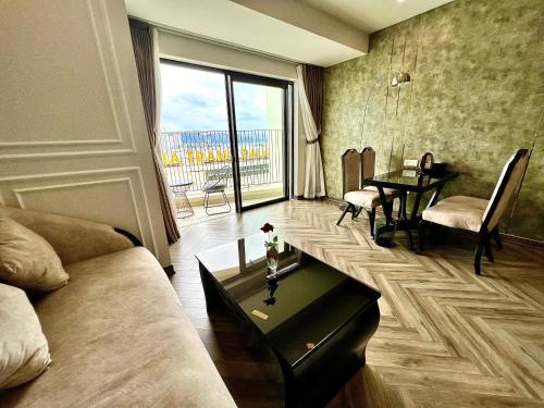 芽庄Gold Coast Luxury Apartment Nha Trang的客厅配有沙发和桌子