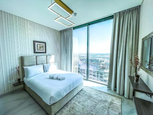 迪拜STAY Sensational 3BR Holiday Home near BurjKhalifa的一间卧室设有一张大床和一个大窗户