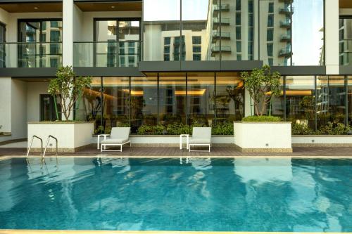 迪拜STAY Sensational 3BR Holiday Home near BurjKhalifa的大楼前的游泳池
