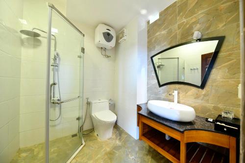 萨帕Sapa Symphony Hotel的浴室配有卫生间、盥洗盆和淋浴。