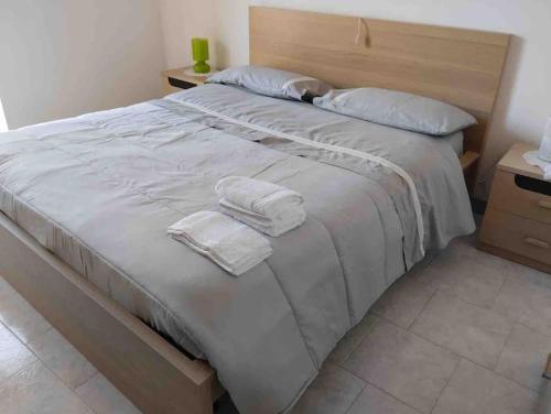 ColombaraCasa Valentina的一间卧室配有一张床,上面有两条毛巾