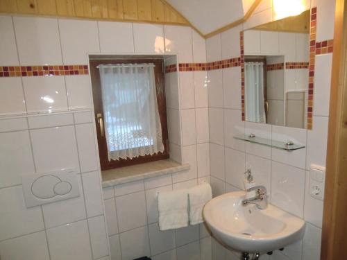 上特劳恩拉伊旅馆的白色的浴室设有水槽和镜子