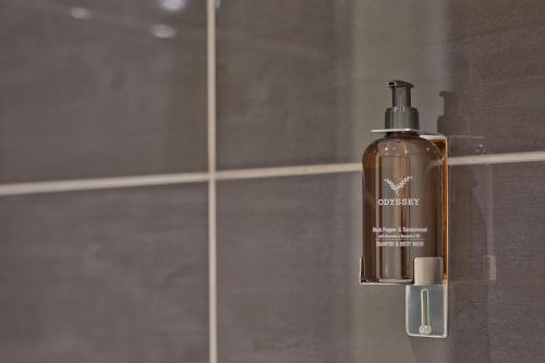 彭里斯Sandgate Chapel - Self Check In Apartments的淋浴间配有一瓶肥皂。