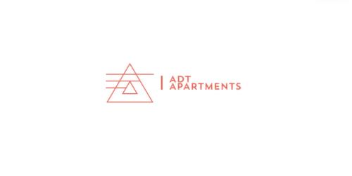 阿拉木图ADT apartments的带有艺术实验词的标志