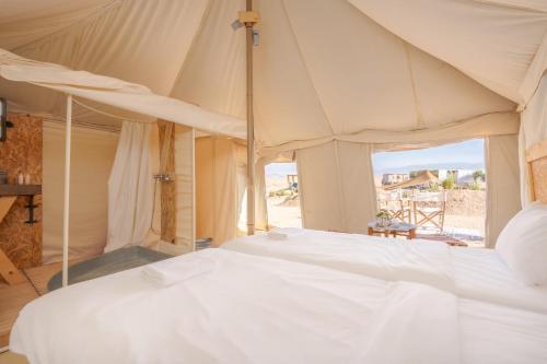 El KariaLes Terrasses d'Agafay的一间帐篷内带两张床的卧室