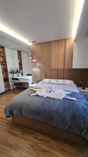 布拉戈耶夫格勒Апартамент Мегилукс 2的一间卧室配有一张大床和一张桌子