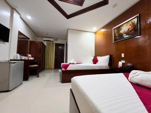 公主港马里亚菲酒店的酒店客房带两张床和厨房