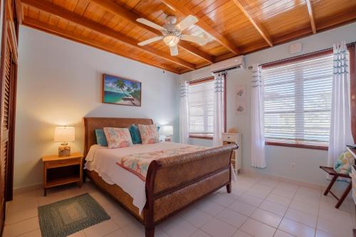 圣佩德罗Coral Bay Villas的一间卧室配有一张床和吊扇