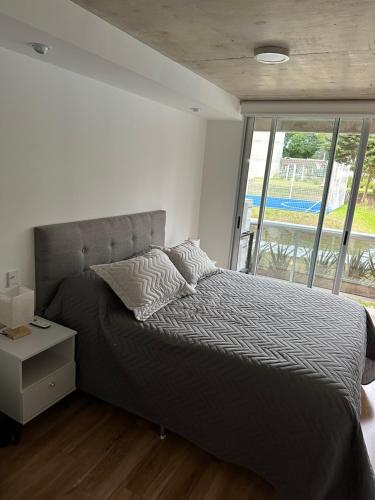 埃斯特角城Apartamento a estrenar en complejo Mansa inn2的一间卧室设有一张床和一个大窗户