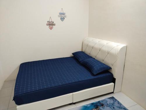 斯里伊斯兰德WAFID HOMESTAY SERI ISKANDAR的一张位于蓝色床垫间的床