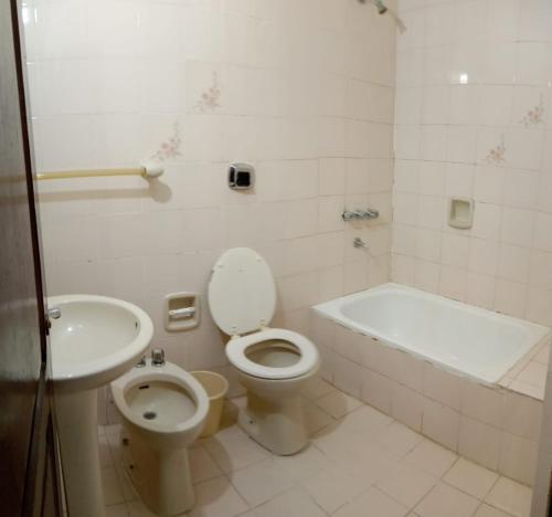 福尔摩沙HOTEL FERMOZA的浴室配有卫生间、浴缸和水槽。