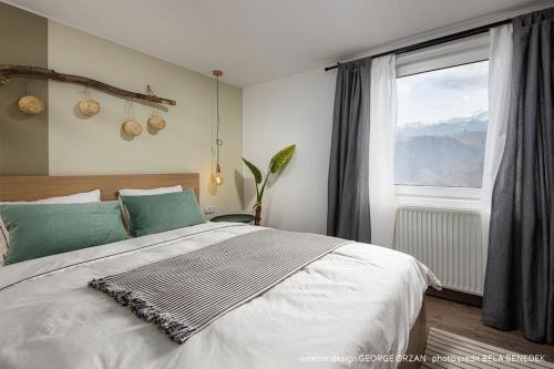 莫伊西德约斯Casa269b - Cozy house with scandinavian design的一间卧室设有一张大床和一个窗户。