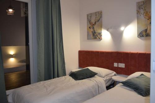 拉巴特Two bedroom loft apartment with outdoor area, served with lift的酒店客房设有两张床和窗户。