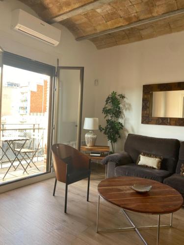 塔拉戈纳Espectacular Tarragona Corsini Apartment-2, en el centro, con parking的客厅配有沙发和桌子