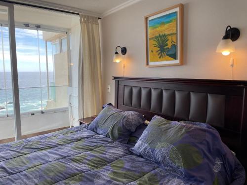 康康El Encanto del Pacífico a tus pies的一间卧室设有一张床,享有海景