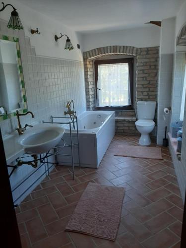 SassoferratoBed & Breakfast Villa Monterosso的带浴缸、盥洗盆和卫生间的浴室
