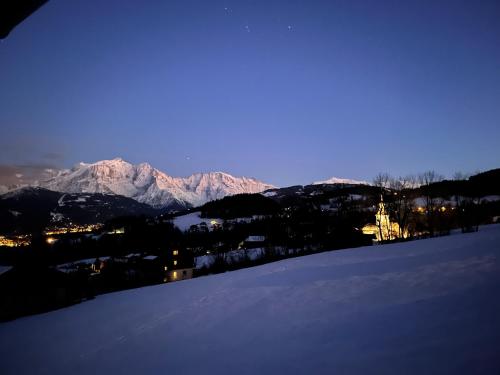 科尔顿Chalet à Cordon face à la chaîne du Mont Blanc的享有雪山和雪覆盖山脉的景色