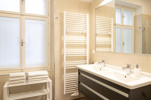维也纳Modern 3 room apartment in a prime location的一间带水槽和镜子的浴室