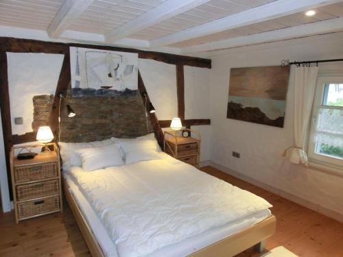 布兰肯海姆Haus-Hoeppches的卧室配有一张白色大床