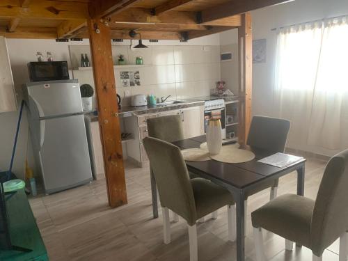 BanfieldAQUI ES 2 !!!的厨房配有桌椅和冰箱。