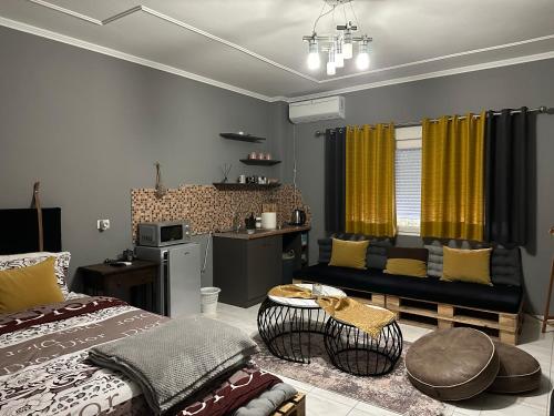 戈里察Koa Studio Apartment的客厅配有床和沙发