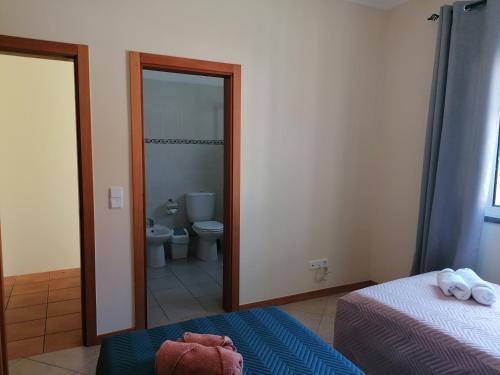 圣克鲁斯Despertar do Sol的一间卧室,浴室内设有卫生间和镜子