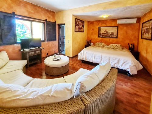 珀彻斯Villa Paraiso - Naturism Optional Adults Only的酒店客房,设有两张床和一张沙发