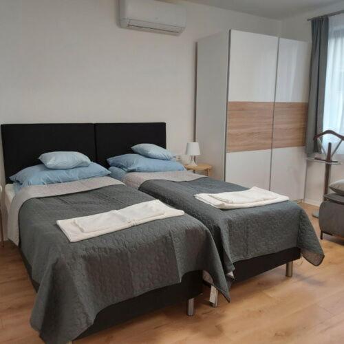 锡盖特堡Kis Ház Apartman的一间卧室配有两张带毛巾的床