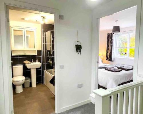 金罗斯Loch Leven Getaway - 2 bed house的浴室设有床、卫生间和水槽。