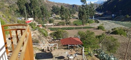 瓦拉斯Ecolodge Casa del Montañista的享有山谷美景,设有房屋和河流