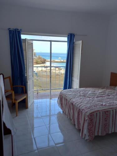 塔拉法尔Hotel Sol Marina的一间卧室配有一张床,享有海景