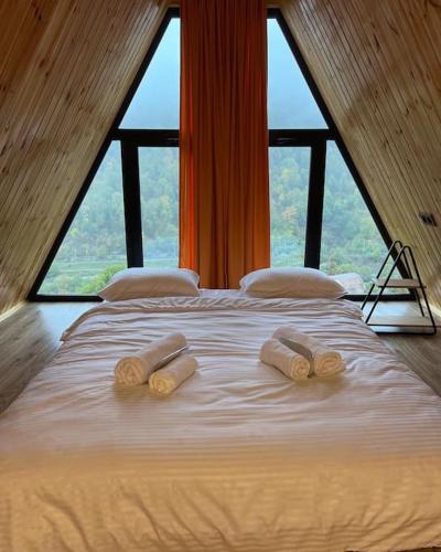 迪利然Green Villa Resort Orange的一张带三条毛巾的床,设有大窗户