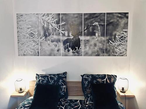 莫雷兹Superbe appartement centre ville proche des pistes的挂在床上的 ⁇ 鹿的黑白照片