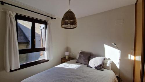 萨连特加列戈Apartamento centro de Sallent con WIFI的一间卧室设有一张床和一个窗口