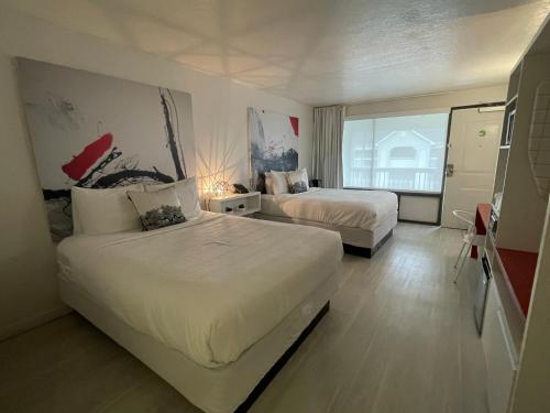 基西米Newly Room in cozy hotel with Super location to the Parks的酒店客房设有两张床和窗户。