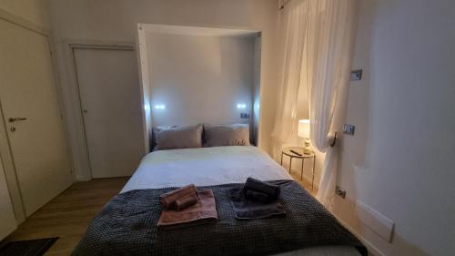 特伦托Maso kreuzberg- Monolocale 3- vista montagne的一间卧室配有一张带两条棕色毛巾的床