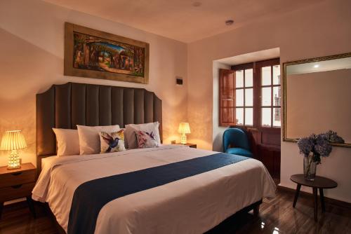 查查波亚斯Hotel Dordéan Casona Boutique的一间卧室设有一张大床和一个窗户。