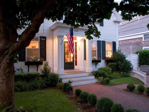 埃德加敦阿什利旅馆的前廊上悬挂美国国旗的白色房子