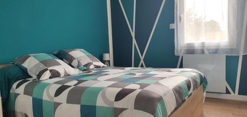 乌尔坦Charmant logement neuf的蓝色客房中一间带床的卧室