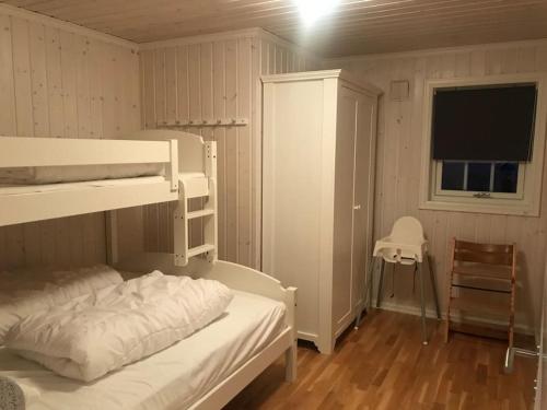 斯朱森Stor familiehytte på Småsætra, Sjusjøen的一间卧室配有双层床和窗户。