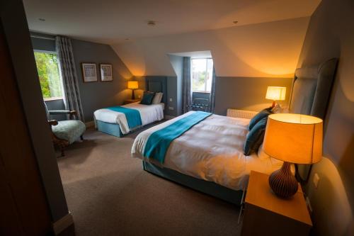 阿比菲尔Park Lodge Bed and Breakfast的酒店客房设有两张床和窗户。