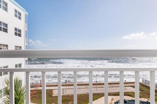 卫星海滩Oceanfront Beach House, Satellite Beach的海景阳台。